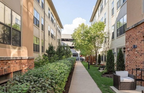 Creve Coeur Apartment | Landing at Kings Landing Apartment Homes - 1 Bedroom in Downtown Creve Coeur
