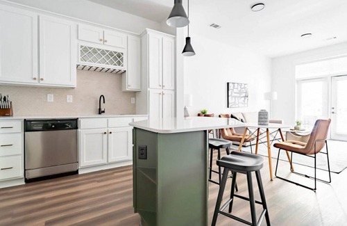 Cary Apartment | Landing at Lofts at Weston Lakeside - 1 Bedroom in Cary