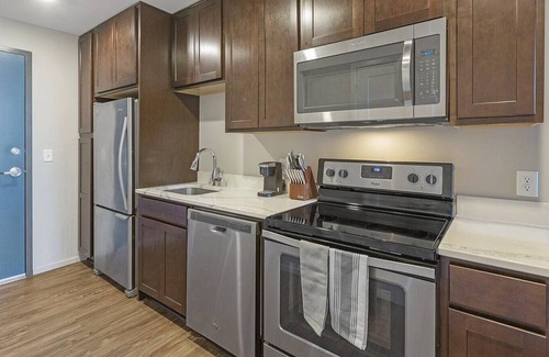 Southeast Omaha Apartment | Landing at The Breakers - 1 Bedroom in Downtown
