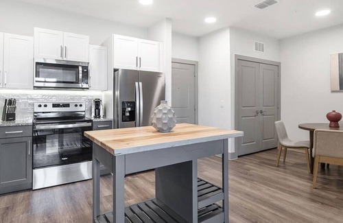 Sanford Apartment | Landing at The Henry Luxury Apartments - 1 Bedroom in Sanford
