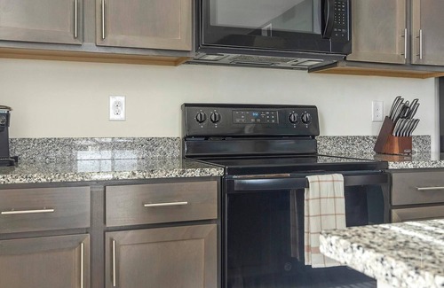 Eastwood Village Apartment | Landing at The Vistas at Eastwood - 1 Bedroom i.