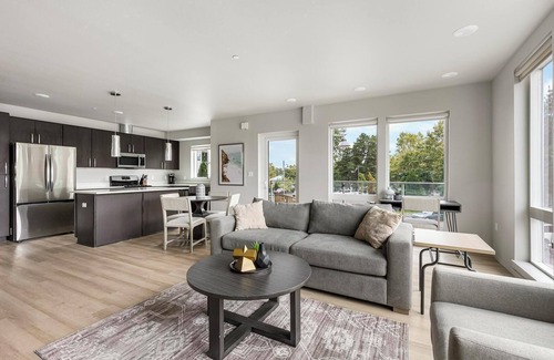 Hayden Island Apartment | Landing | Beautiful 2BD, Clubhouse, Gym
