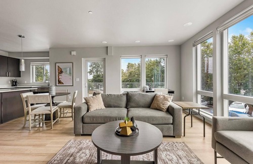 Hayden Island Apartment | Landing | Beautiful 2BD, Clubhouse, Gym