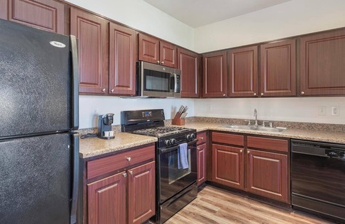 Sunrise Manor Apartment | Landing | Chic 1BD, Gym
