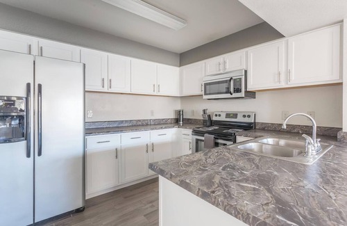 Broken Arrow Apartment | Landing | Chic 1BD, Courtyard, Gym