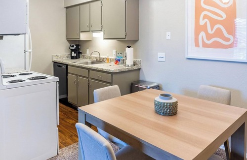 South Tulsa Apartment | Landing | Chic 1BD, Clubhouse, Gym