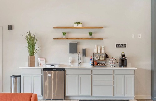 South Tulsa Apartment | Landing | Chic 1BD, Clubhouse, Gym