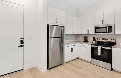 Denton Apartment | Landing | Chic 1BD, Gym