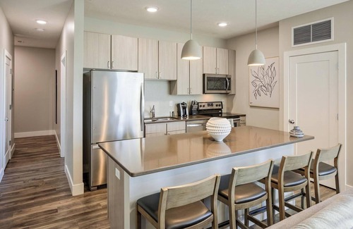 Woodburn Apartment | Landing | Chic 1BD, Pool, Gym