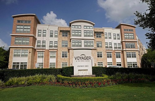 Nassau Bay Apartment | Landing | Chic 2BD, Clubhouse, Gym