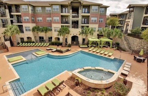 Sweetbriar Apartment | Landing | Chic 2BD, Pool, Gym
