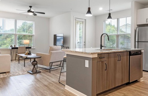 Mableton Apartment | Landing | Chic 2BD, Pool, Gym