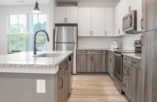 Mableton Apartment | Landing | Chic 2BD, Pool, Gym