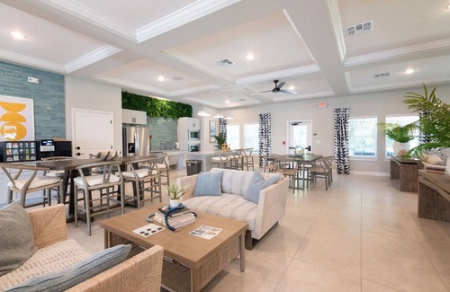 Newberry Apartment | Landing | Chic 2BD, Pool, Gym