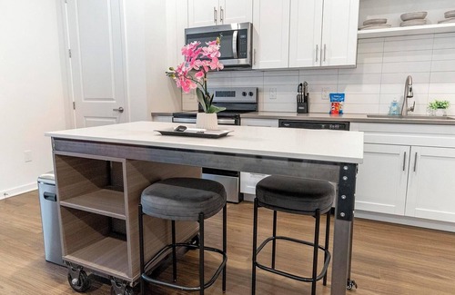 Davenport Apartment | Landing | Chic 3BD, Clubhouse, Gym