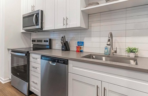 Davenport Apartment | Landing | Chic 3BD, Clubhouse, Gym