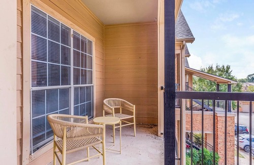Southbelt/Ellington Apartment | Landing | Incredible 2BD, Pool, Gym