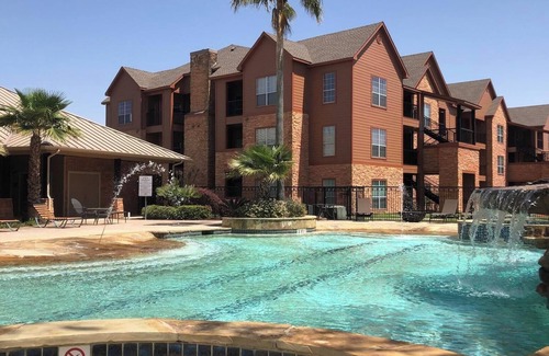 Southbelt/Ellington Apartment | Landing | Incredible 2BD, Pool, Gym