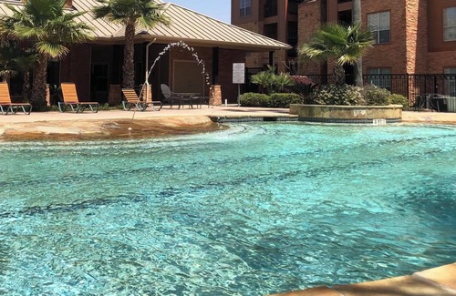 Southbelt/Ellington Apartment | Landing | Incredible 2BD, Pool, Gym
