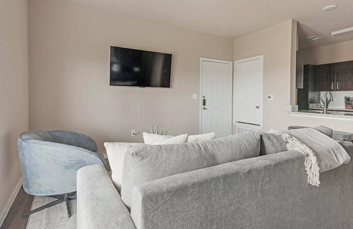 New Braunfels Apartment | Landing | Modern 1BD, Pool, Gym