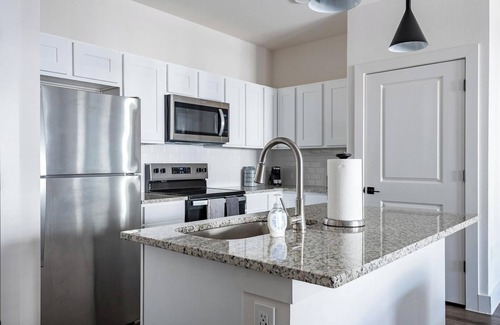 Venus Apartment | Landing | Modern 1BD, Gym, Pool
