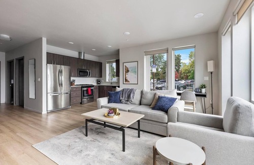 Hayden Island Apartment | Landing | Modern 1BD, Gym, Pool