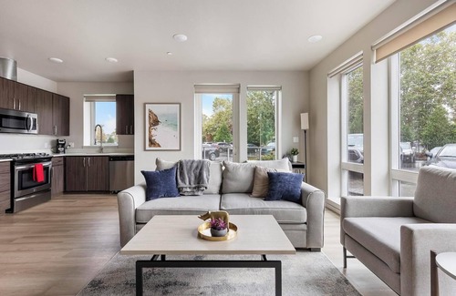 Hayden Island Apartment | Landing | Modern 1BD, Gym, Pool