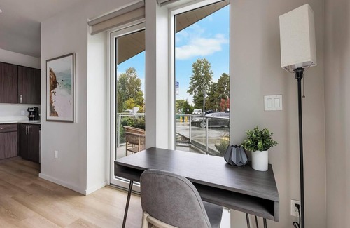 Hayden Island Apartment | Landing | Modern 1BD, Gym, Pool