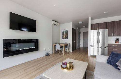 Hayden Island Apartment | Landing | Modern 1BD, Gym, Pool