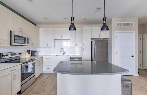 Kenton Apartment | Landing | Modern 2BD, Clubhouse, Gym
