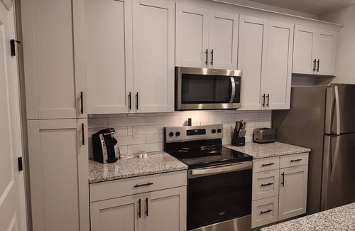 Newberry Apartment | Landing | Modern 2BD, Gym, Pool