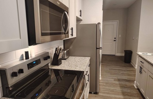 Newberry Apartment | Landing | Modern 2BD, Gym, Pool