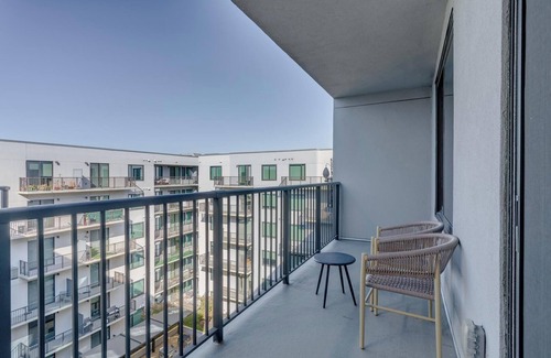 Houston Apartment | Landing | Modern 2BD, Pool, Tennis Court