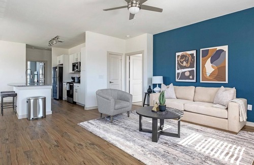 Waller Apartment | Landing | Modern 3BD, Pool, Gym