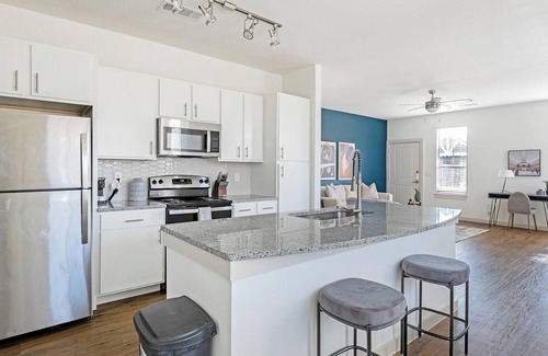 Waller Apartment | Landing | Modern 3BD, Pool, Gym