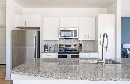 Waller Apartment | Landing | Modern 3BD, Pool, Gym