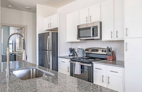 Waller Apartment | Landing | Modern 3BD, Pool, Gym