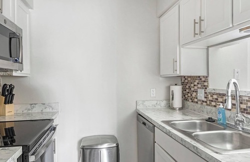 Denton Apartment | Landing | Spectacular 2BD, Gym, Pool