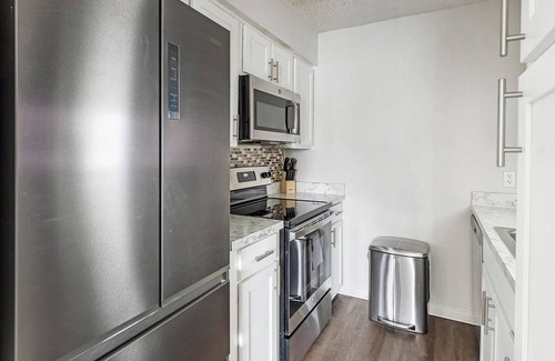 Denton Apartment | Landing | Spectacular 2BD, Gym, Pool