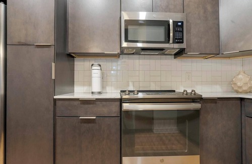 Downtown Apartment | Landing | Spectacular 2BD, Pool, Courtyard