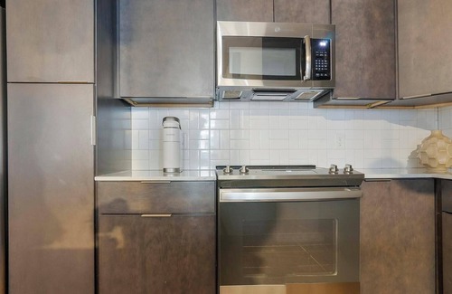 Downtown Apartment | Landing | Spectacular 2BD, Pool, Courtyard