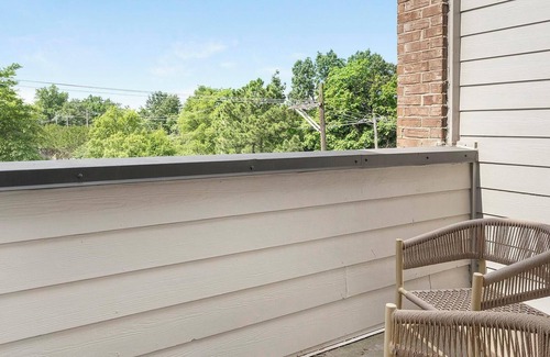 New Pathways Apartment | Landing | Spectacular 2BD, Gym, Pool