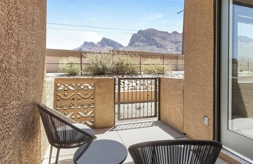 Oro Valley Apartment | Landing | Spectacular 2BD, Pool