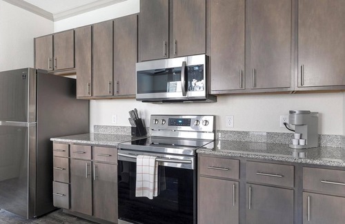 Manor Apartment | Landing | Stunning 1BD, Courtyard, Pool