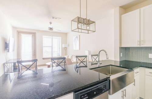 Conroe Apartment | Landing | Stunning 1BD, Gym, Yoga Studio