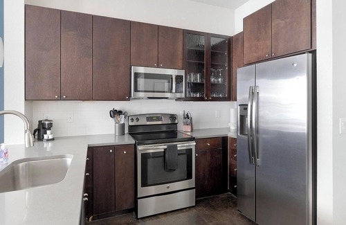 Old East Dallas Apartment | Landing | Stunning 1BD, Gym, Yoga Studio