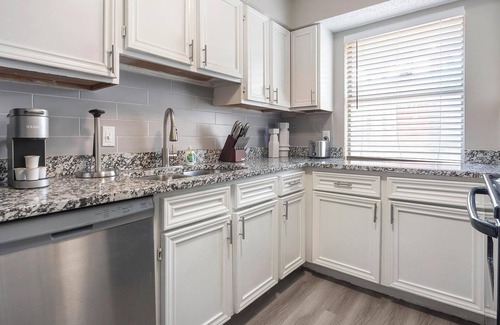 Southside Apartment | Landing | Stunning 2BD, Gym, Pool