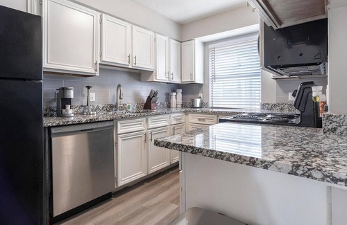 Southside Apartment | Landing | Stunning 2BD, Gym, Pool