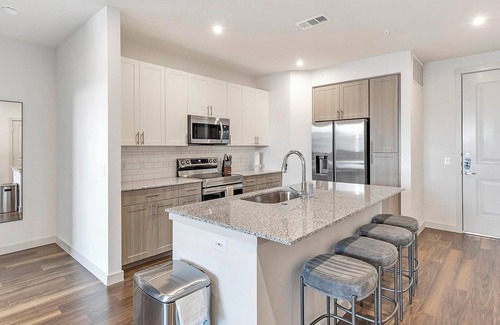 Fate Apartment | Landing | Stunning 2BD, Clubhouse, Pool