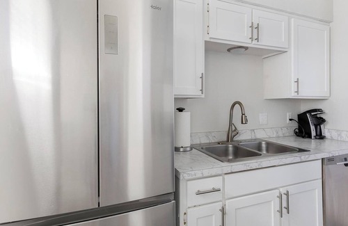 Denton Apartment | Landing | Stunning 2BD, Courtyard, Gym